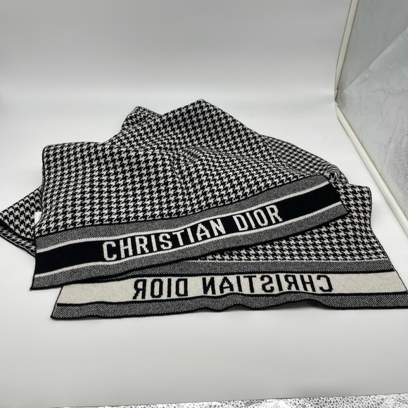 30 MONTAIGNE SCARF
Black and White Blended Cashmere Knit 80” long 19” wide - Picture 9 of 10